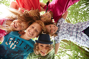 Kindergartenkinder stecken die Köpfe zusammen