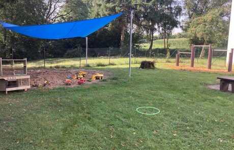 Bild Spielwiese mit Bäumen und Schatten Kita Höchstenbach - Standort Schullandheim