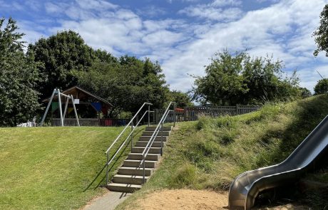 Bild sonniger Außenbereich Kita Höchstenbach mit Rutsche