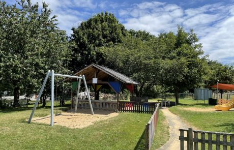 Bild sonniger Außenbereich Kita Höchstenbach mit Schattenzonen