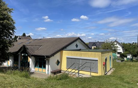 Bild sonniger Außenbereich Kita Höchstenbach