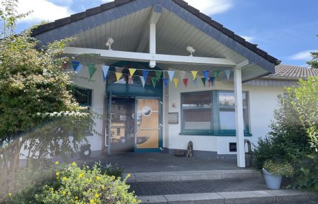 Bild Eingang mit Sonne und blauem Himmel - Kita Höchstenbach